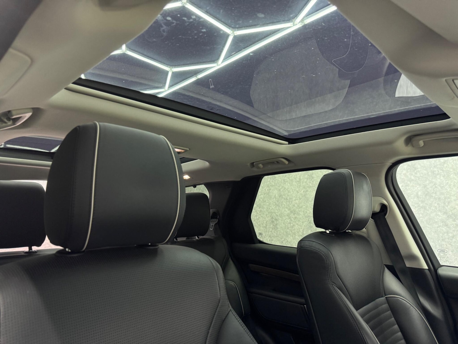 Used Land Rover Discovery 2017 for sale - 78058063: Photo 8