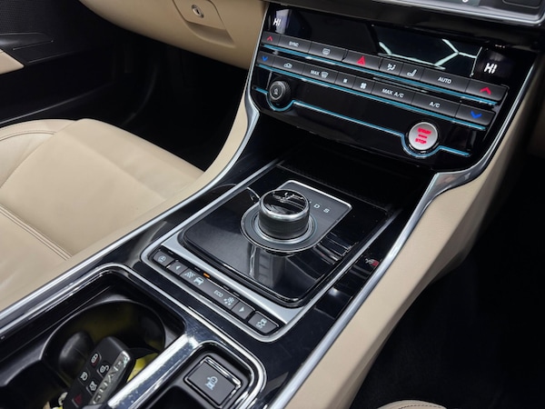 Used Jaguar XE 2017 for sale - 75747510: Photo 16
