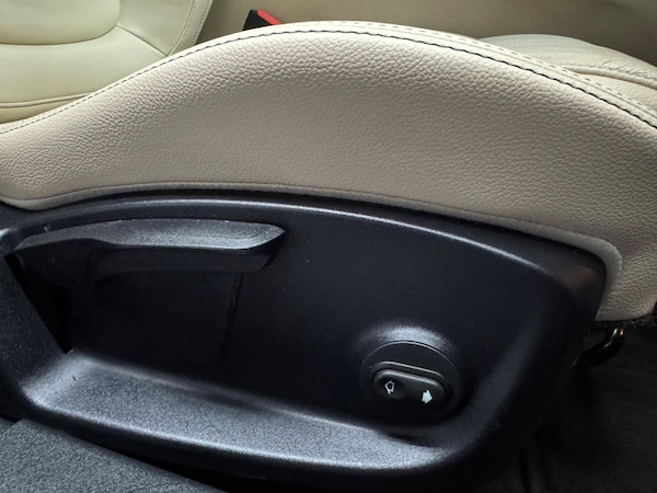 Used Jaguar XE 2017 for sale - 75747510: Photo 28