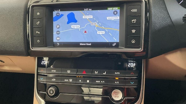 Used Jaguar XE 2017 for sale - 75747510: Photo 5