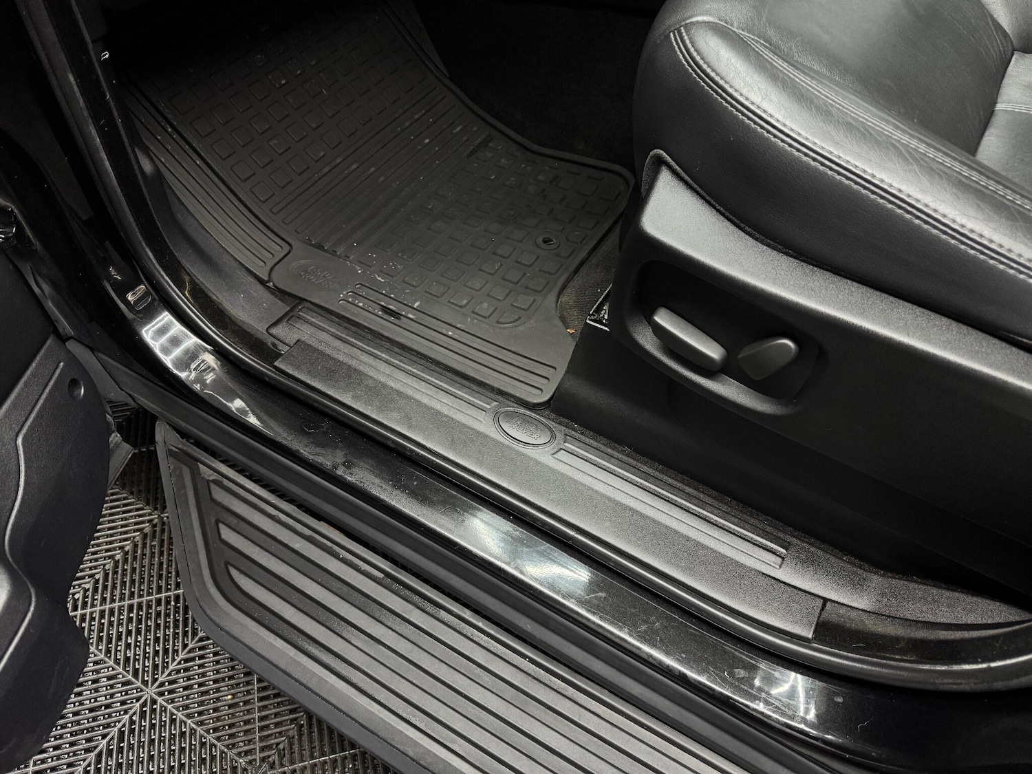 Used Land Rover Discovery 4 2015 for sale - 76606875: Photo 25