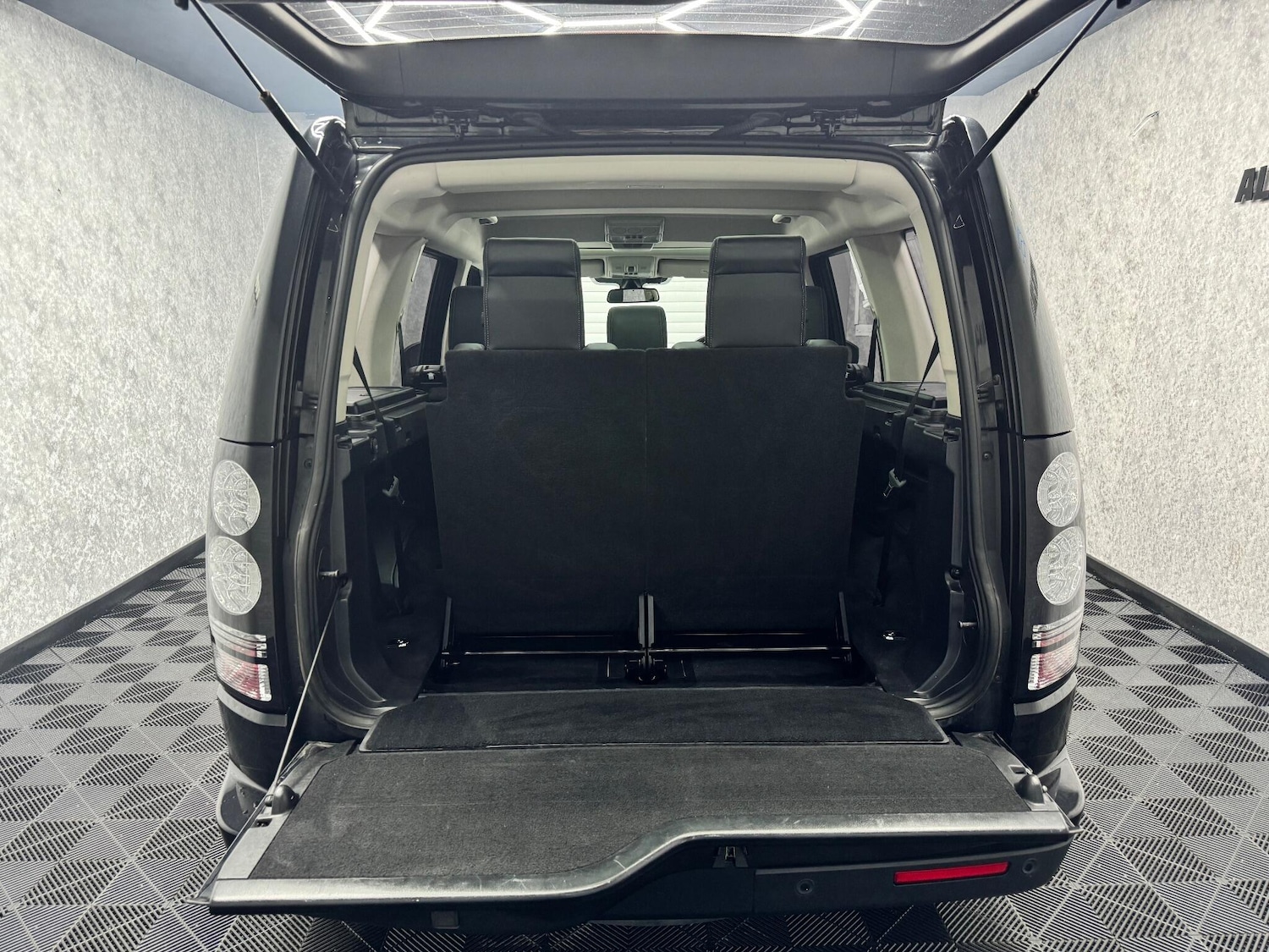 Used Land Rover Discovery 4 2015 for sale - 76606875: Photo 26