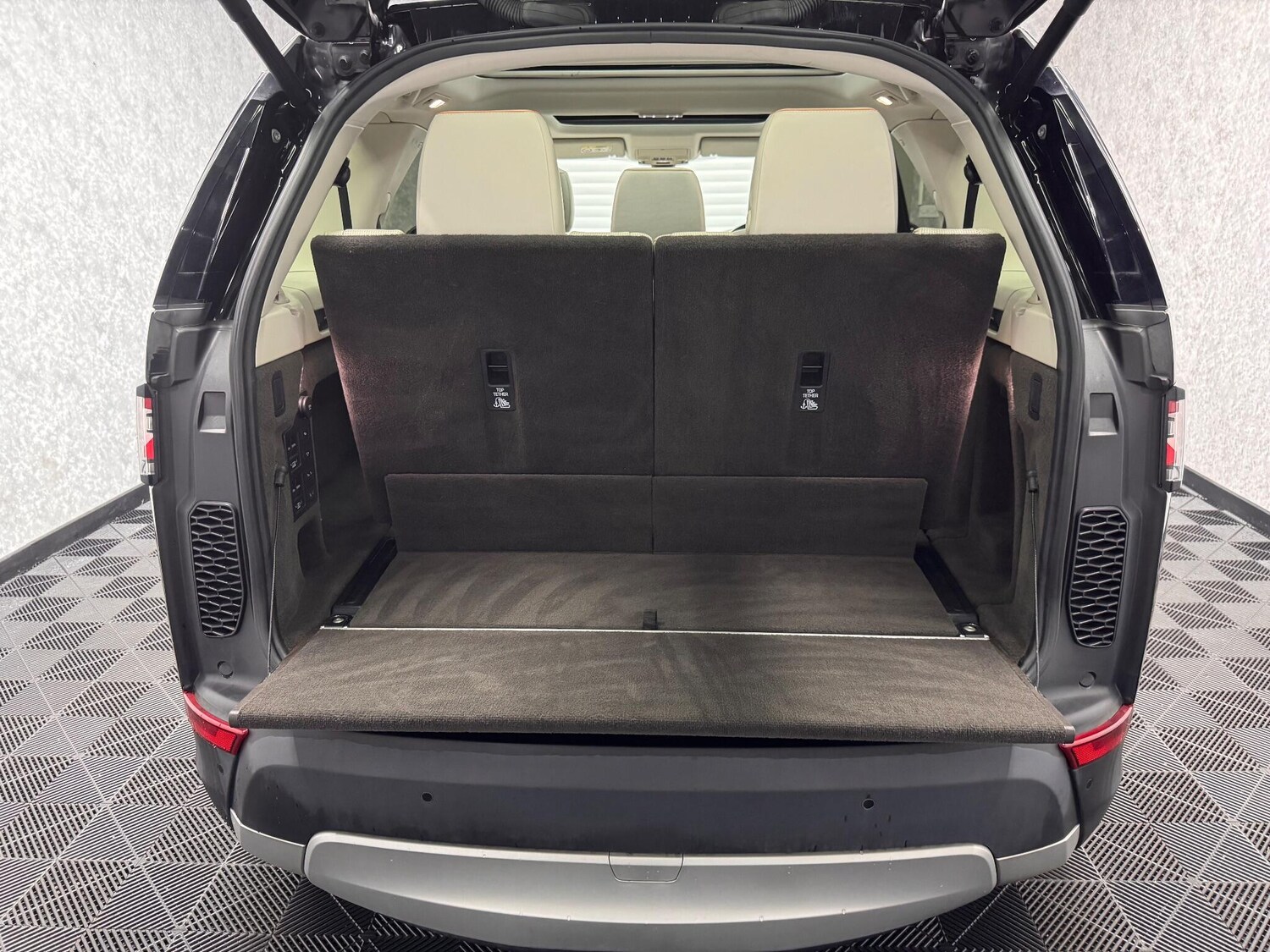 Used Land Rover Discovery 2019 for sale - 76295800: Photo 31