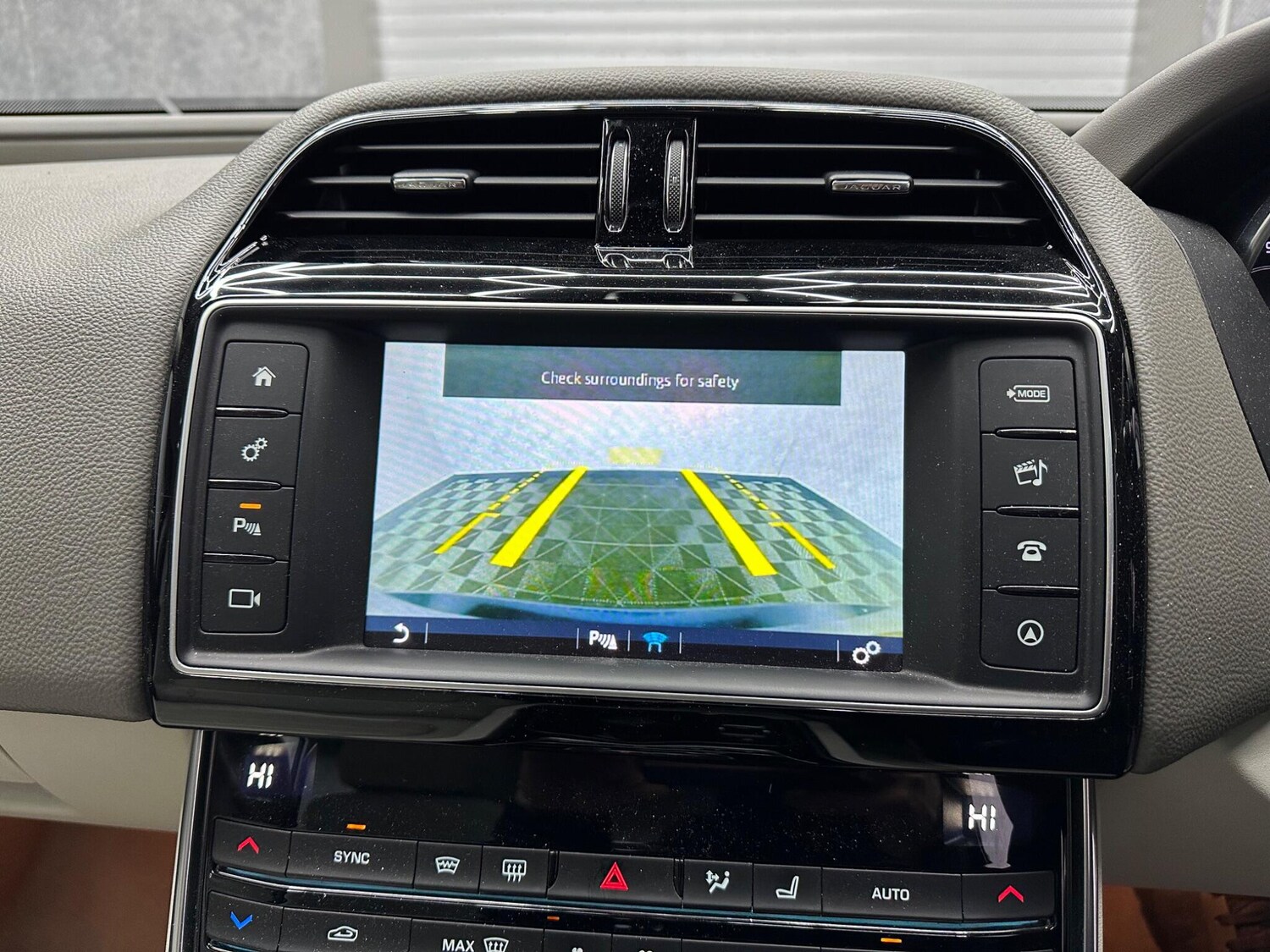 Used Jaguar XE 2016 for sale - 78058440: Photo 11