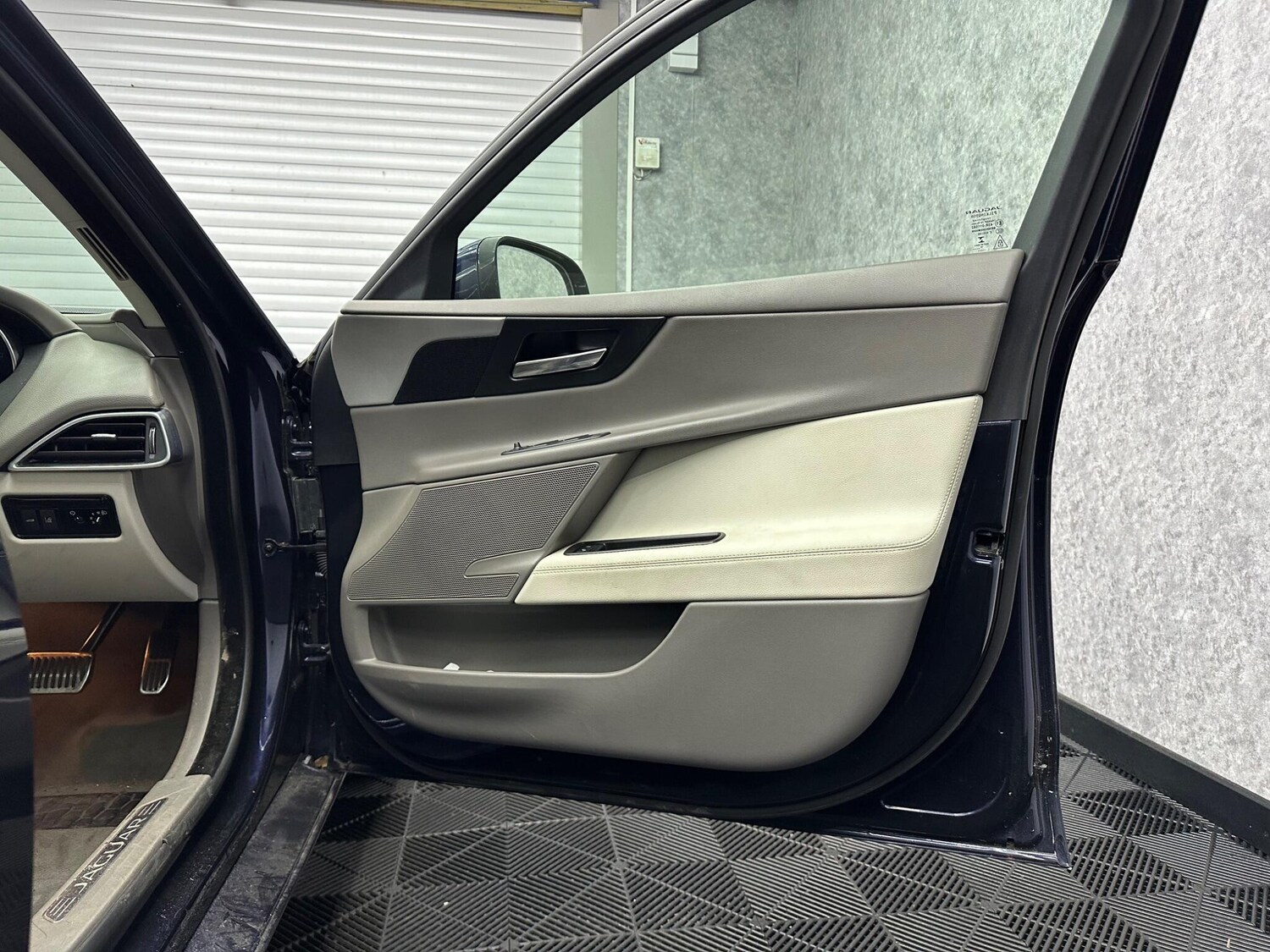 Used Jaguar XE 2016 for sale - 78058440: Photo 15