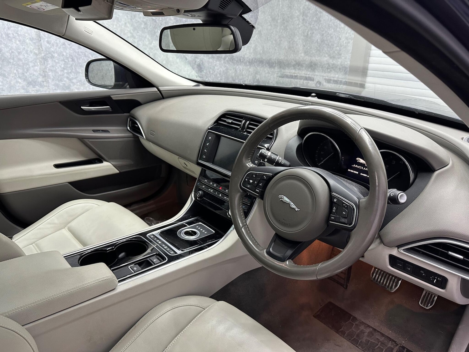 Used Jaguar XE 2016 for sale - 78058440: Photo 2