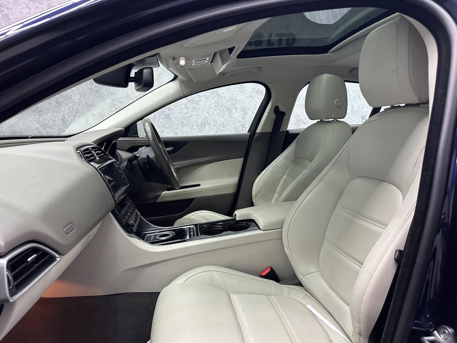 Used Jaguar XE 2016 for sale - 78058440: Photo 3