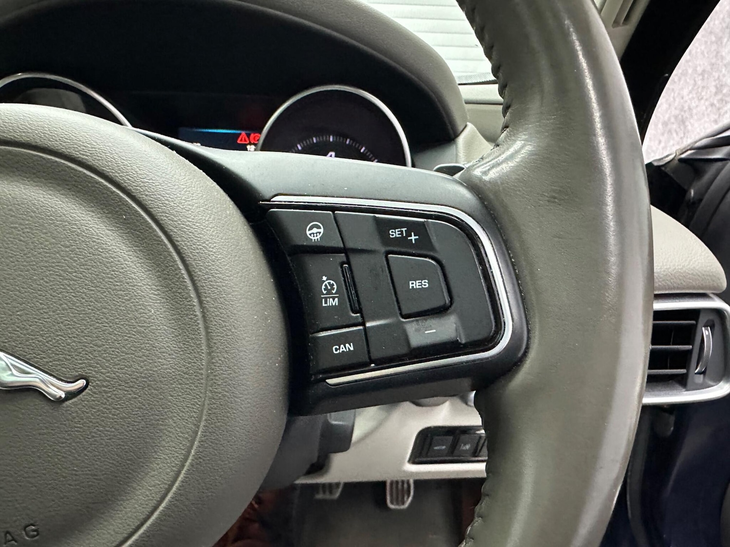 Used Jaguar XE 2016 for sale - 78058440: Photo 8