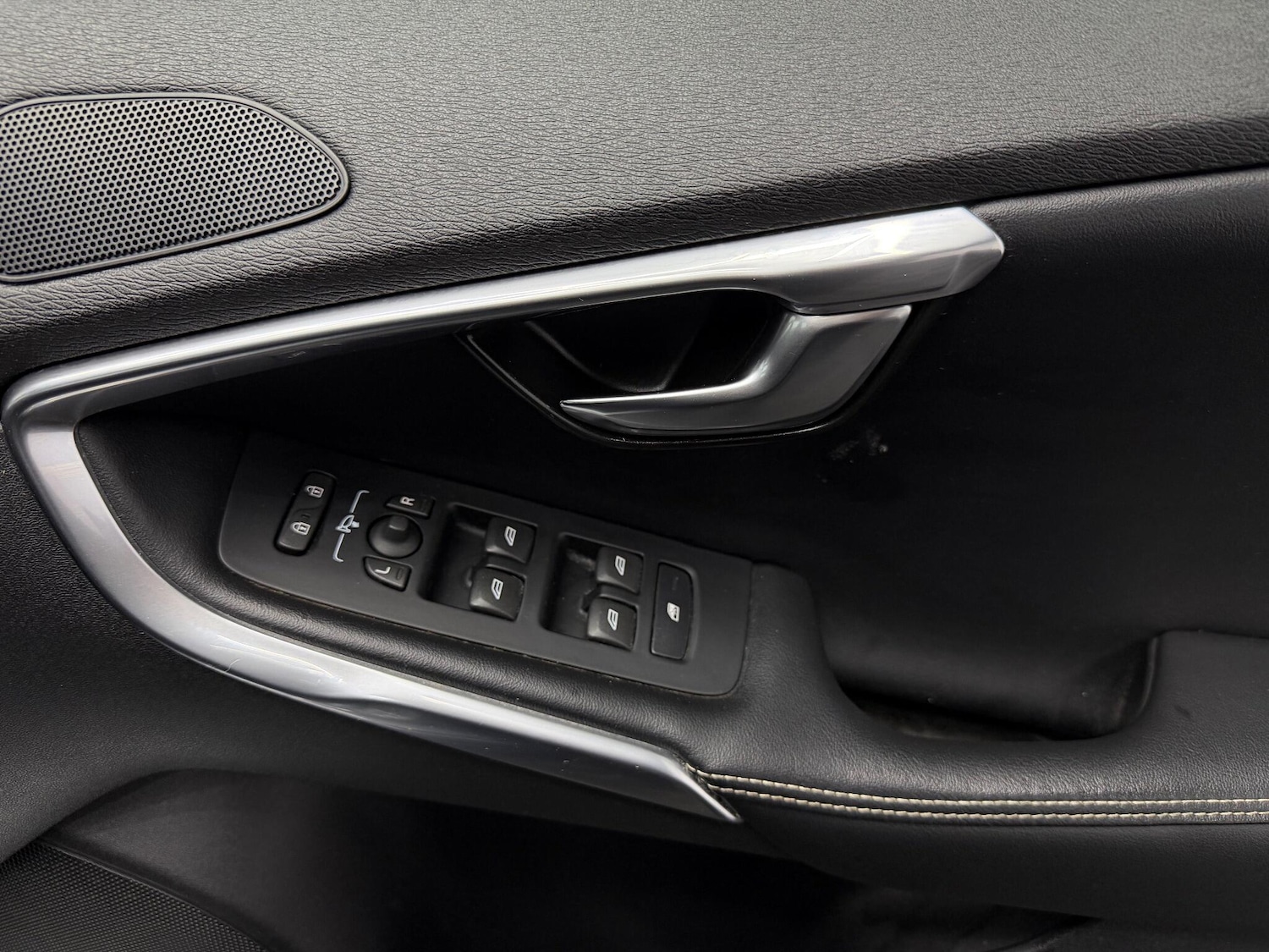 Used Volvo V40 2017 for sale - 77082139: Photo 35