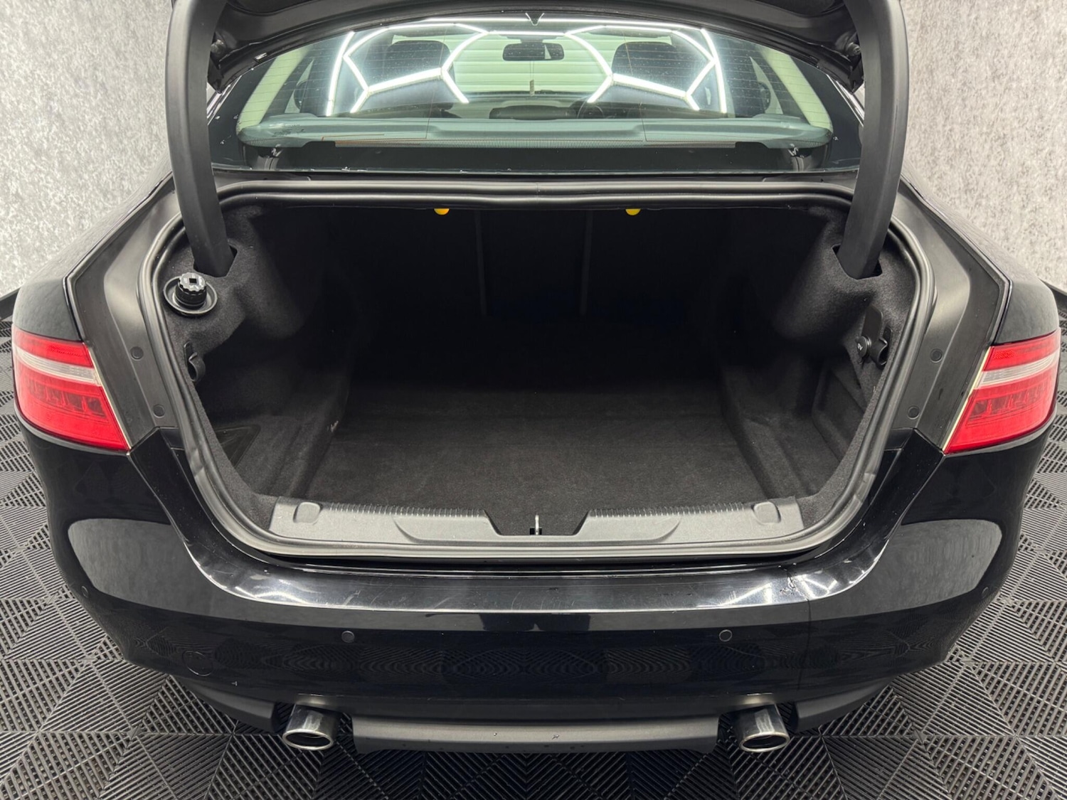 Used Jaguar XE 2017 for sale - 75669358: Photo 31