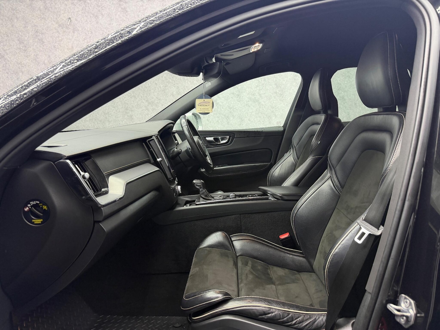 Used Volvo XC60 2018 for sale - 78058968: Photo 2