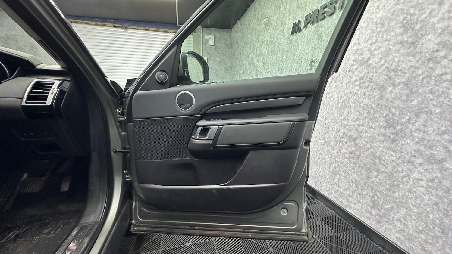 Used Land Rover Discovery 2017 for sale - 77426044: Photo 24