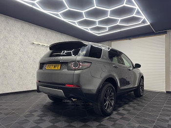 Used Land Rover Discovery Sport 2017 for sale - 75351100: Photo