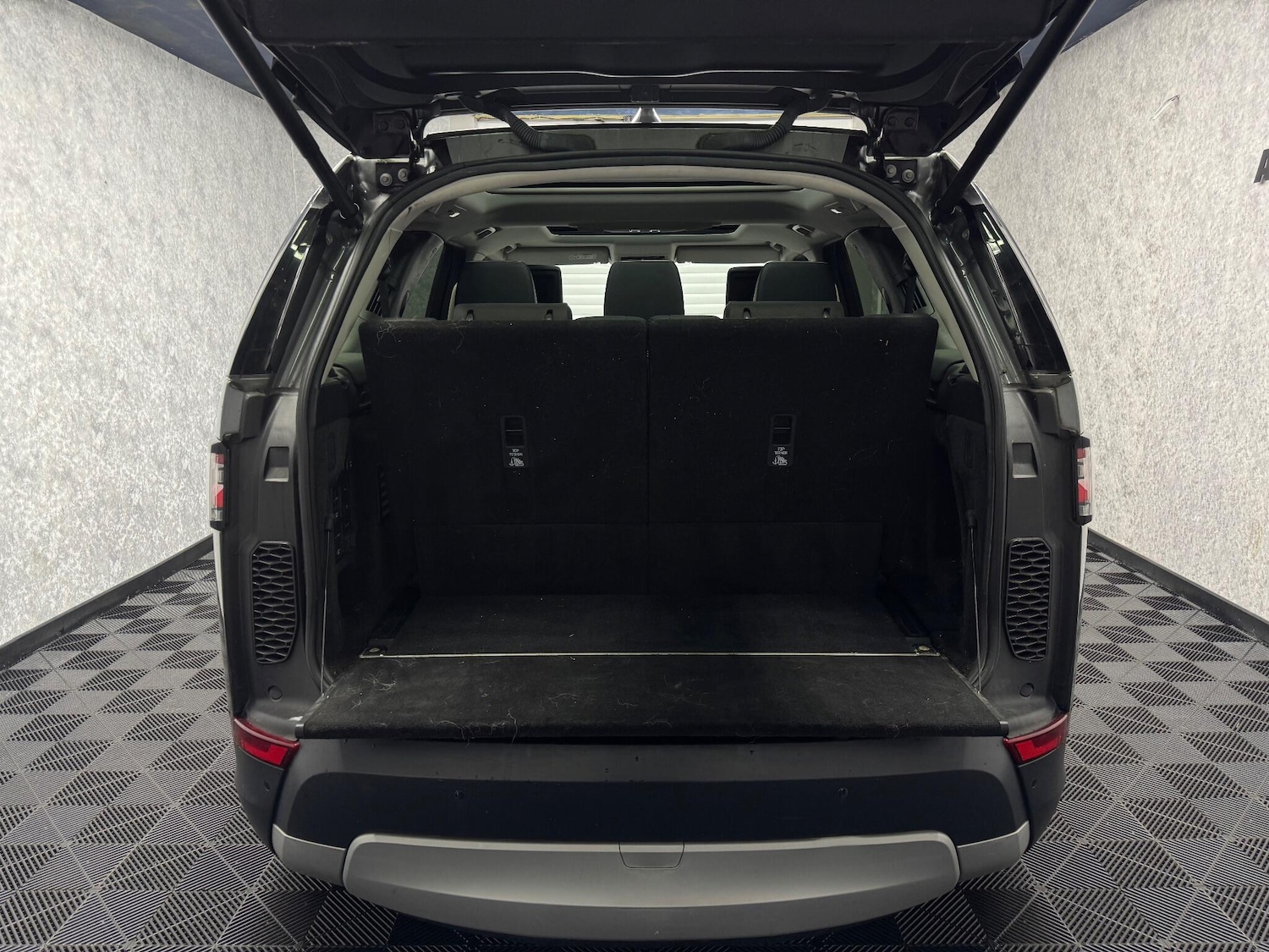 Used Land Rover Discovery 2017 for sale - 76432958: Photo 36