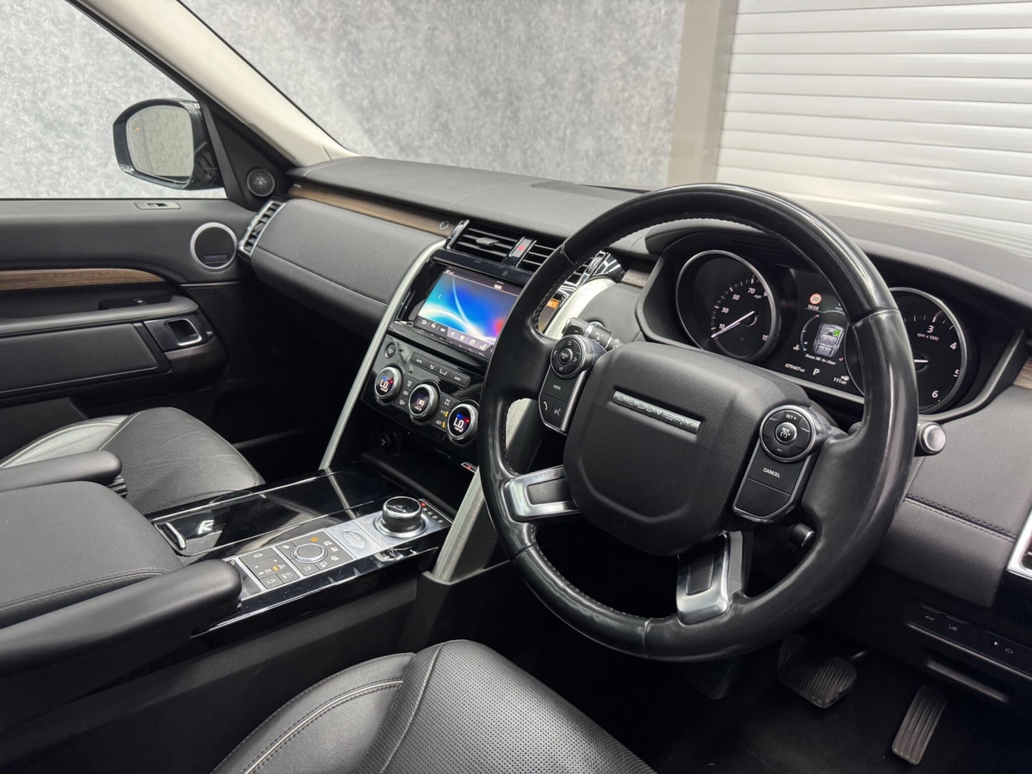 Used Land Rover Discovery 2017 for sale - 76499417: Photo 2