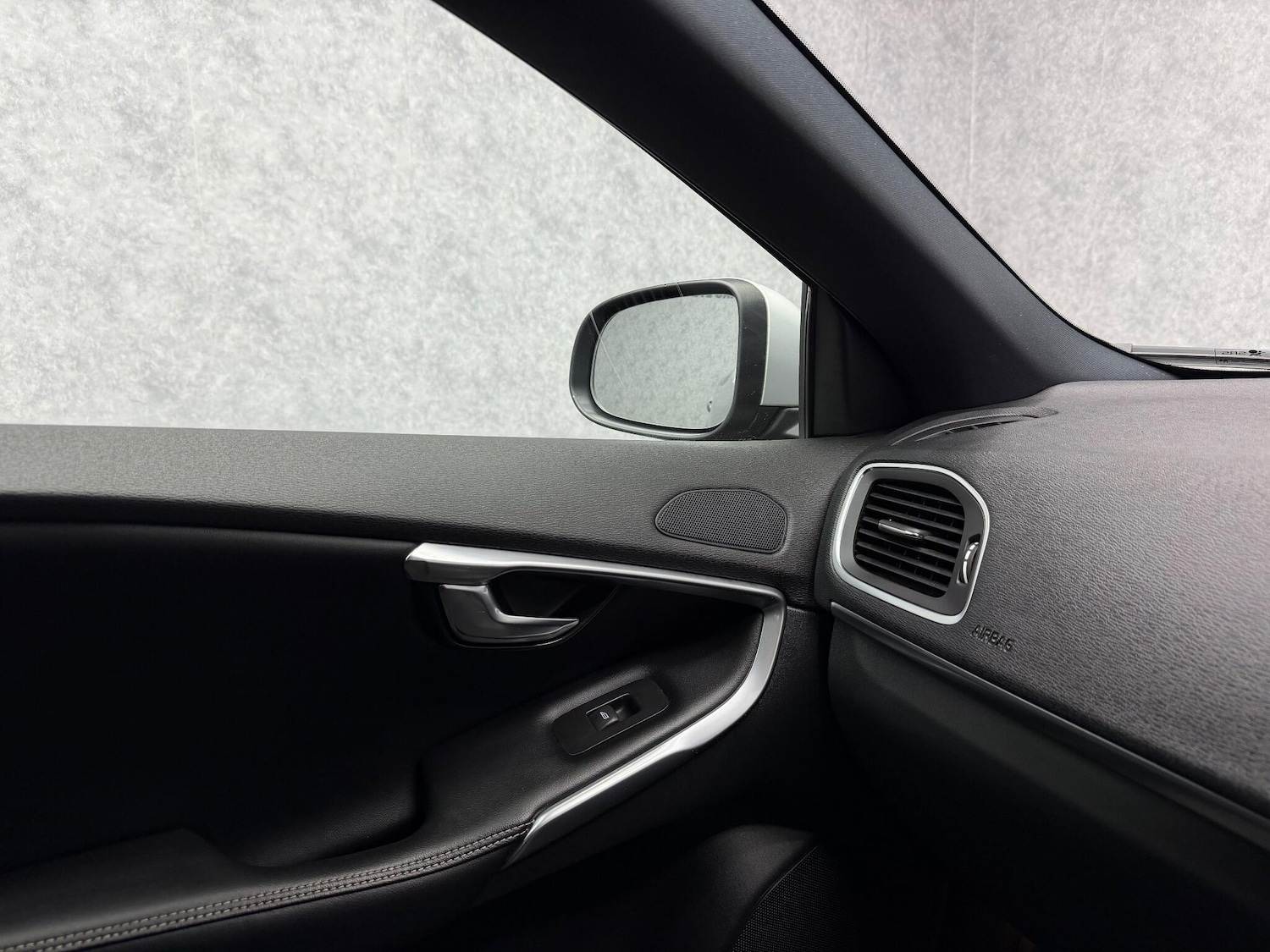 Used Volvo V40 2017 for sale - 78058960: Photo 25