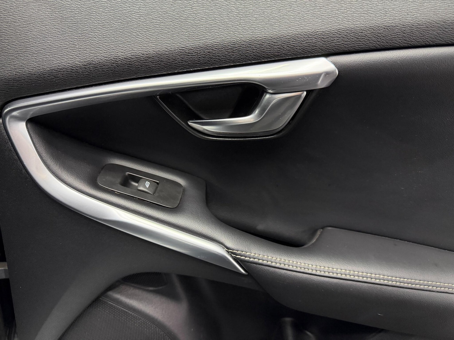 Used Volvo V40 2017 for sale - 78058960: Photo 28