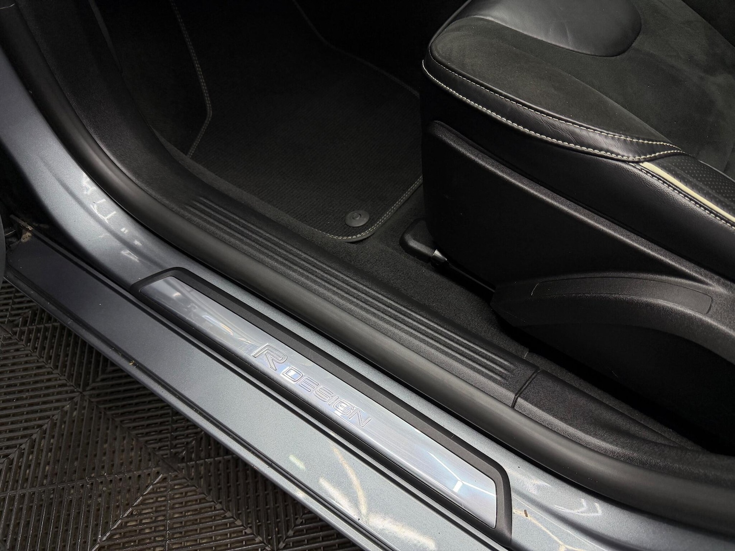 Used Volvo V40 2017 for sale - 78058960: Photo 32