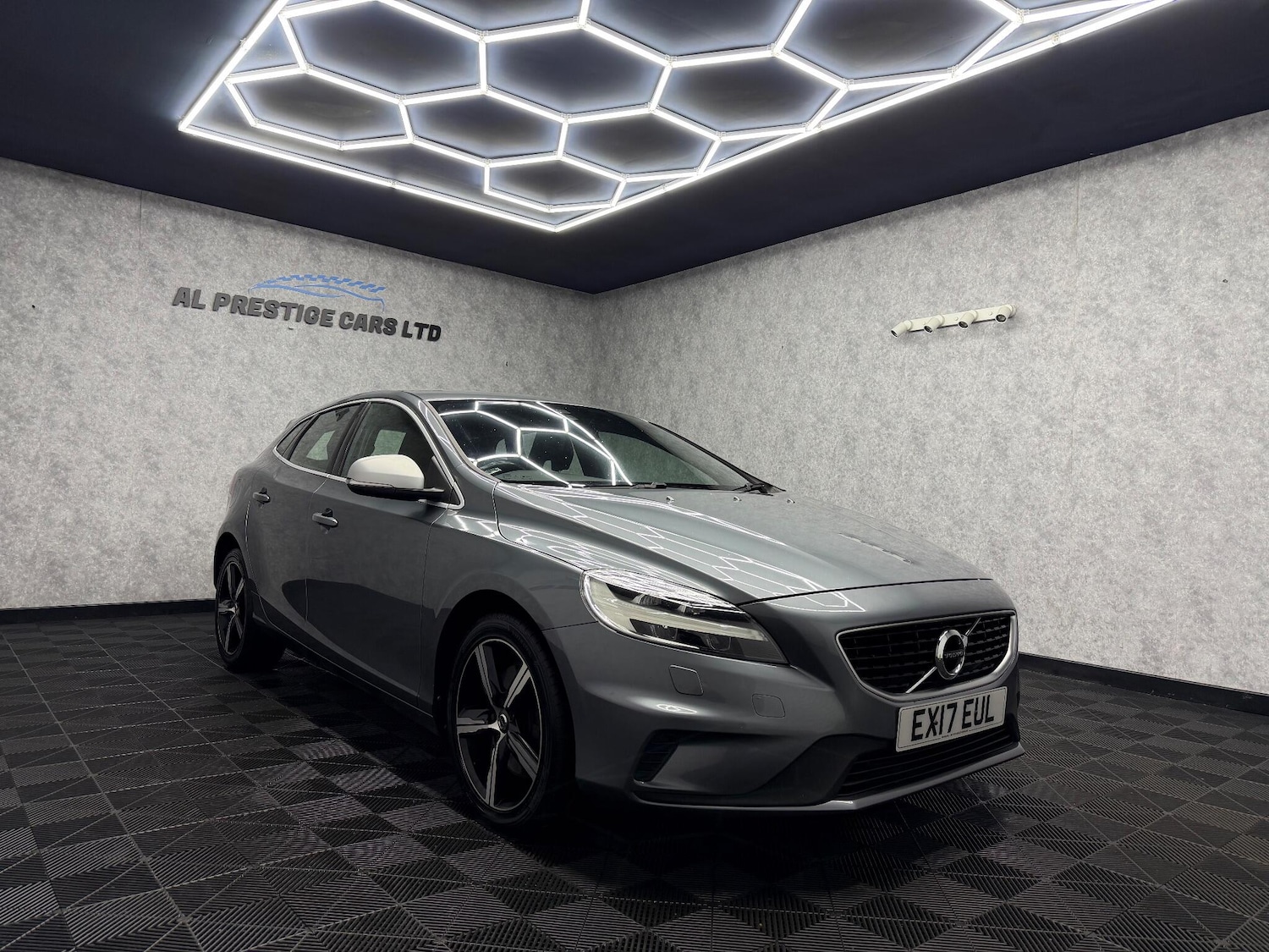 Used Volvo V40 2017 for sale - 78058960: Photo 9