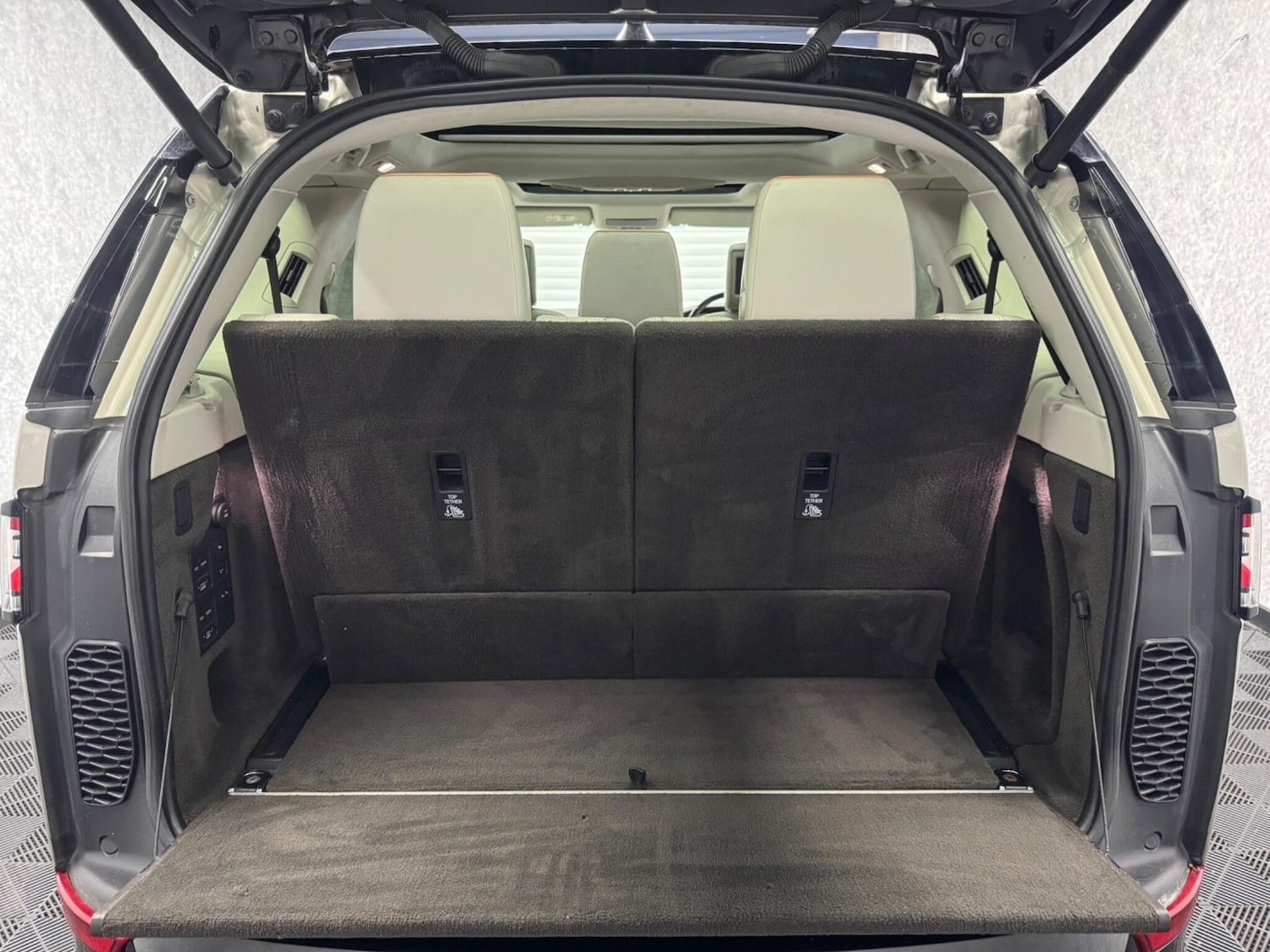 Used Land Rover Discovery 2017 for sale - 75756189: Photo 35