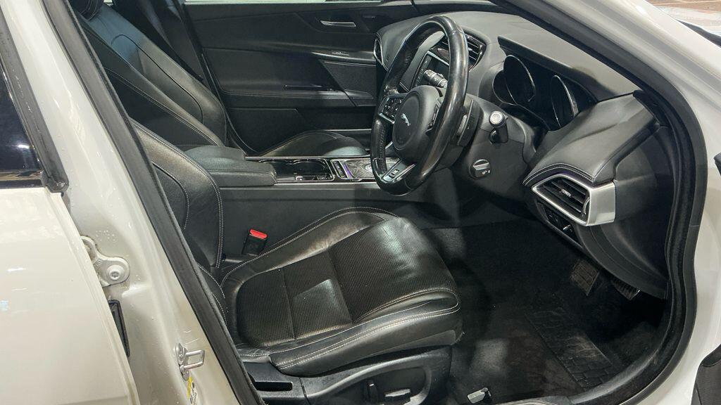 Used Jaguar XE 2015 for sale - 77710466: Photo 2