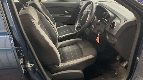Used Dacia Sandero Stepway 2018 for sale - 76200927: Photo 2