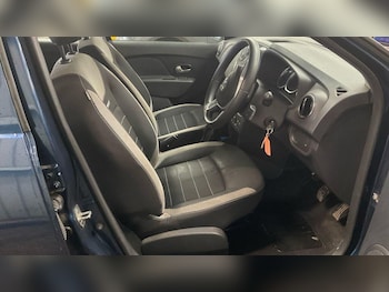 Used Dacia Sandero Stepway 2018 for sale - 76200927: Photo 2