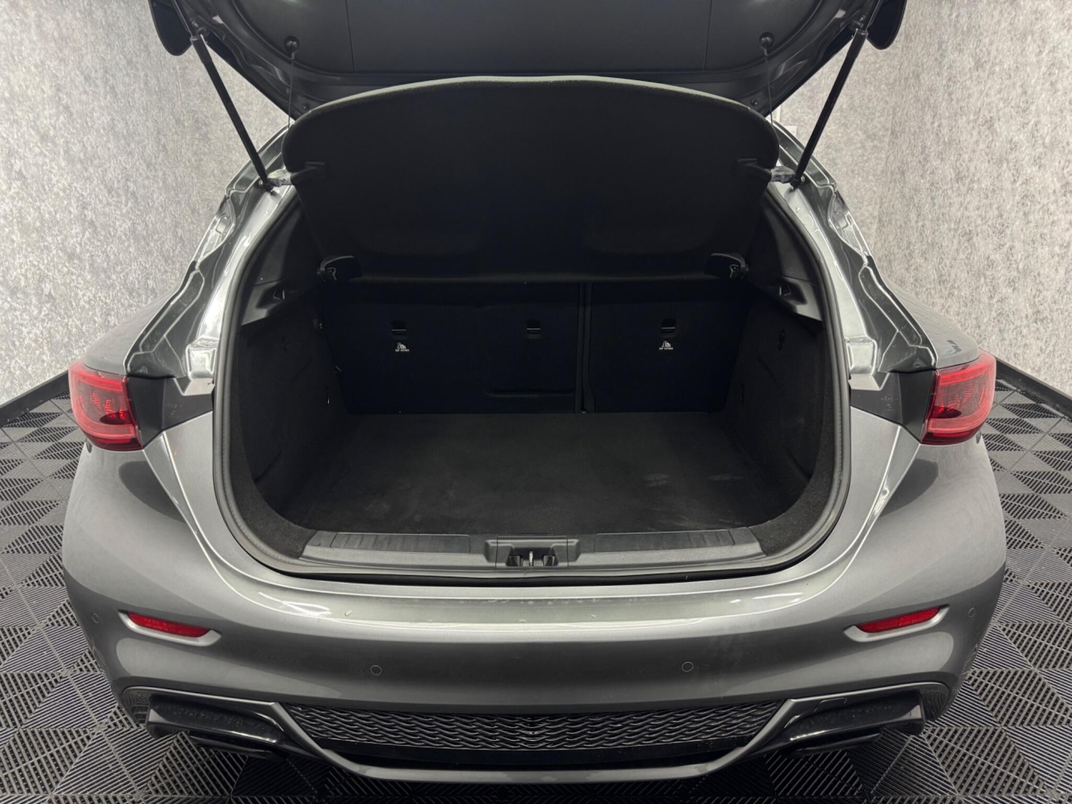 Used Infiniti Q30 2017 for sale - 75720381: Photo 30