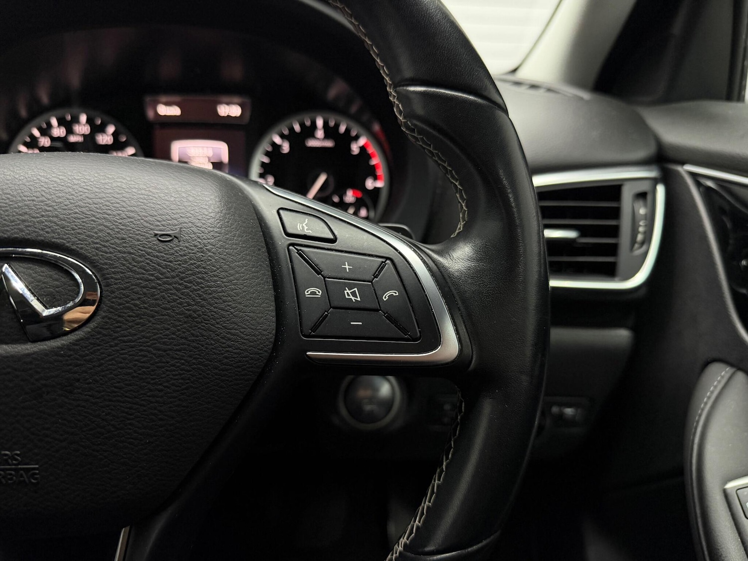 Used Infiniti QX30 2018 for sale - 78058957: Photo 8