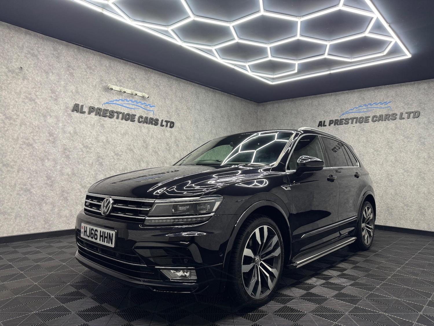 Used Volkswagen Tiguan 2016 for sale - 76606924: Photo 1
