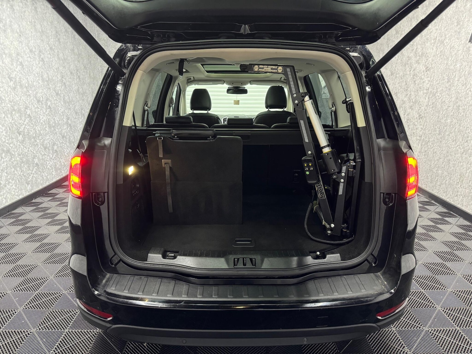 Used Ford Galaxy 2017 for sale - 76634079: Photo 29