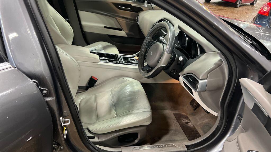 Used Jaguar XE 2016 for sale - 77101790: Photo 2