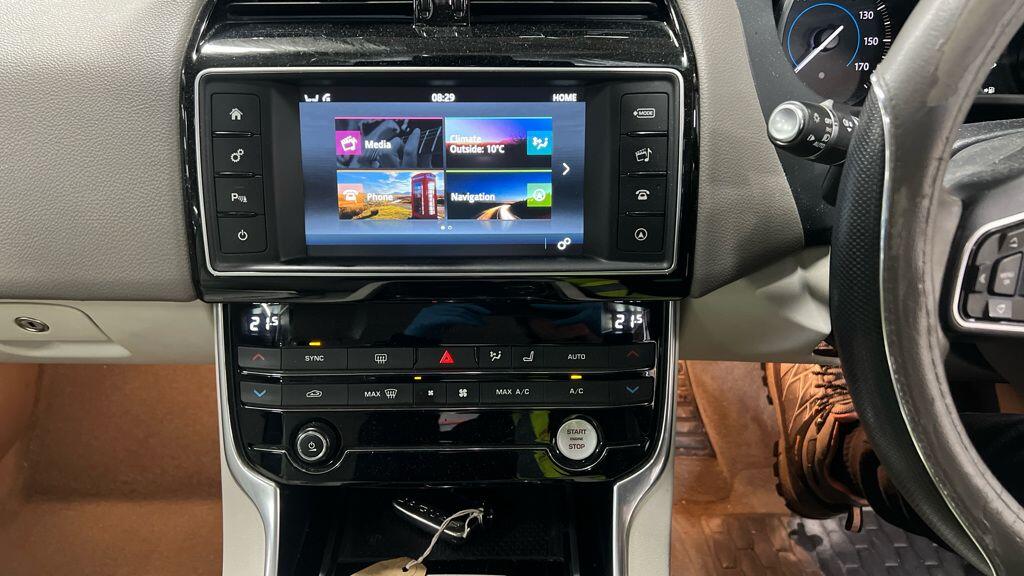 Used Jaguar XE 2016 for sale - 77101790: Photo 4