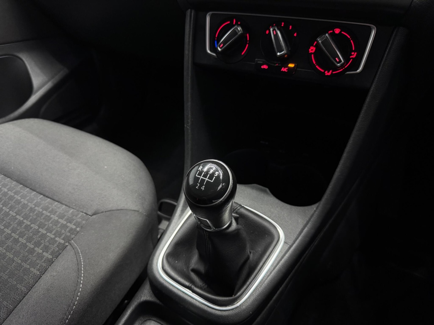 Used Volkswagen Polo 2017 for sale - 76109432: Photo 6