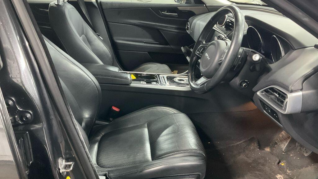 Used Jaguar XE 2016 for sale - 77633445: Photo 2