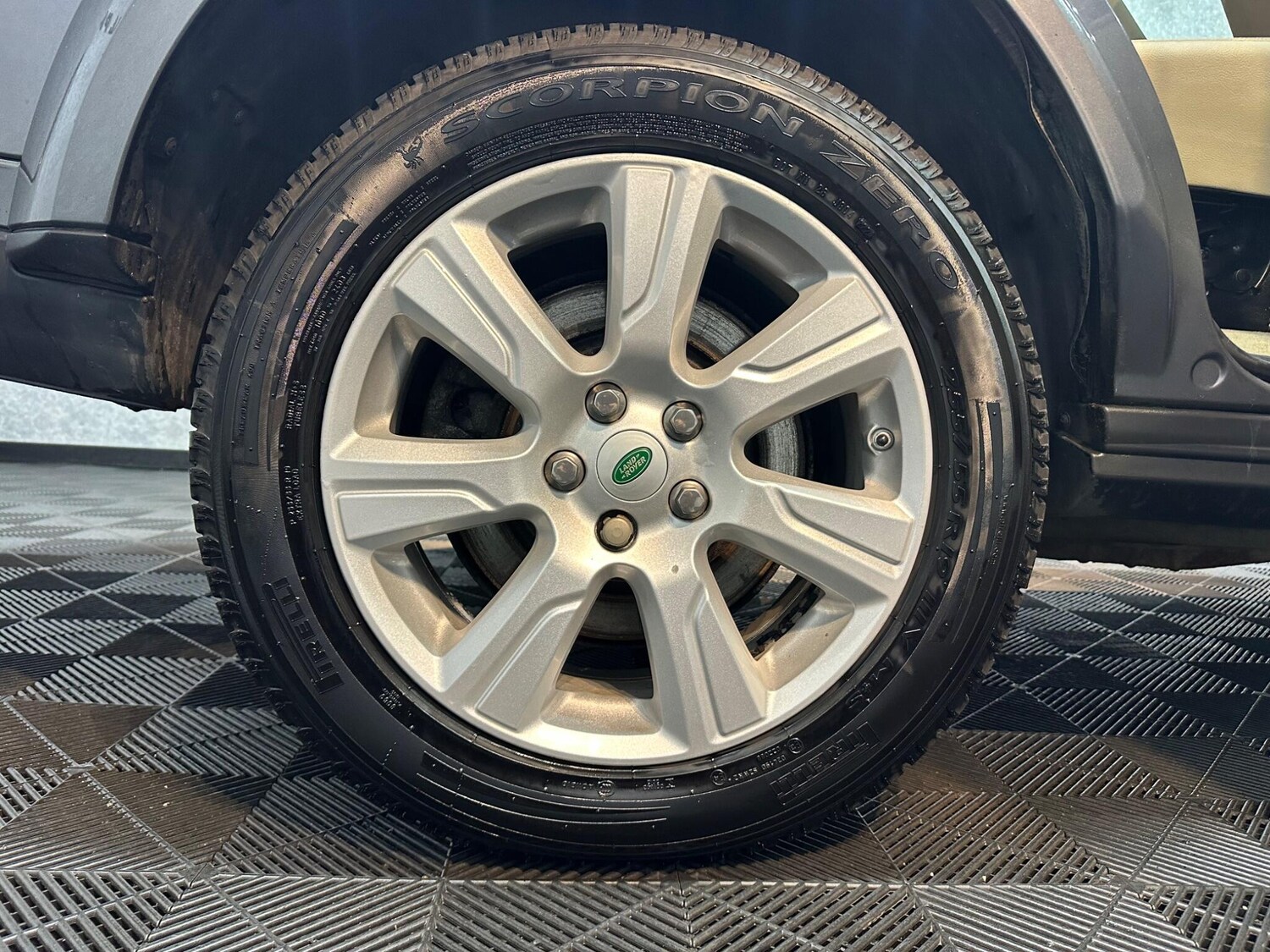 Used Land Rover Discovery 4 2014 for sale - 77440085: Photo 26