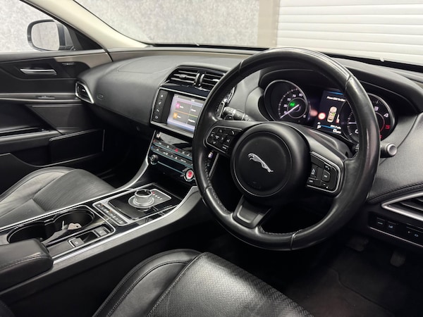 Used Jaguar XE 2015 for sale - 75658562: Photo 2