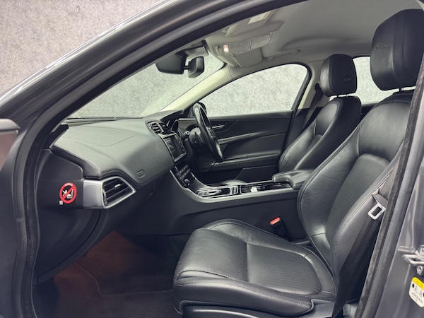 Used Jaguar XE 2015 for sale - 75658562: Photo 3