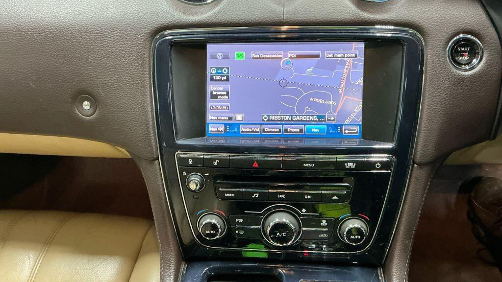 Used Jaguar XJ 2010 for sale - 77484383: Photo 4