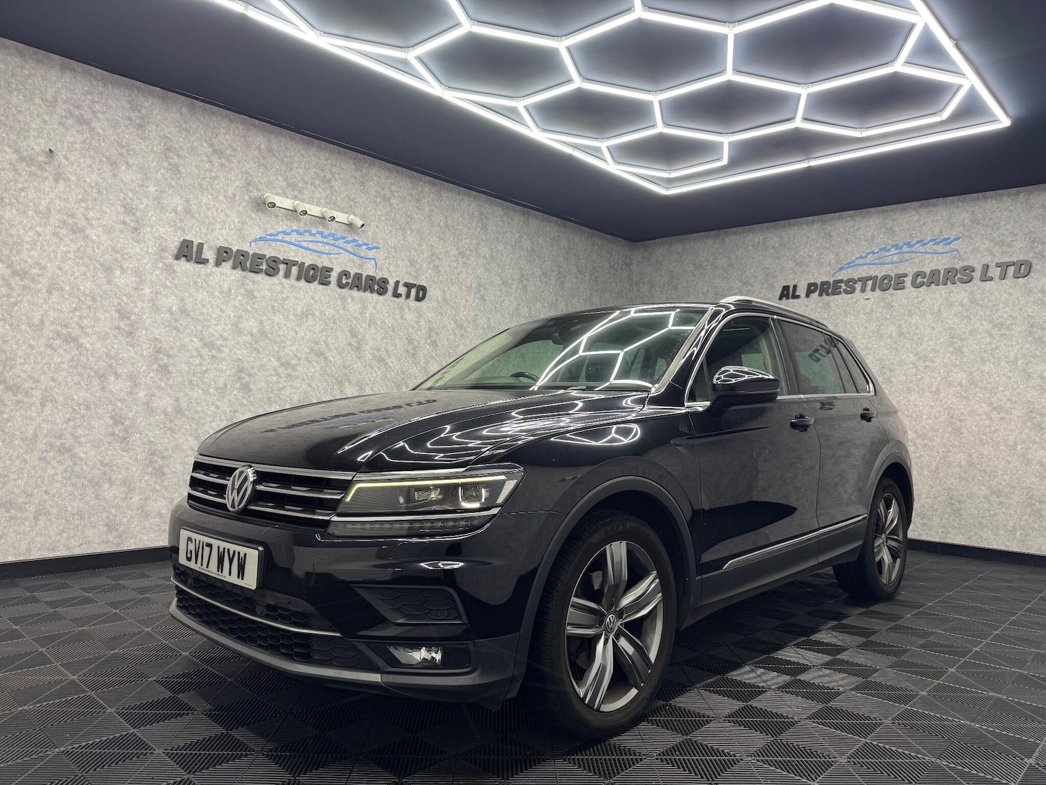 Used Volkswagen Tiguan 2017 for sale - 76671180: Photo 1