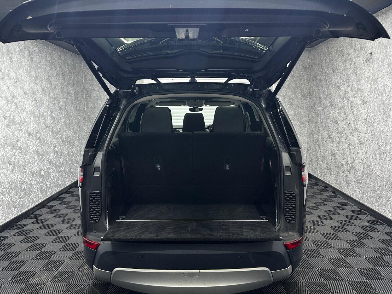 Used Land Rover Discovery 2017 for sale - 77351968: Photo 35