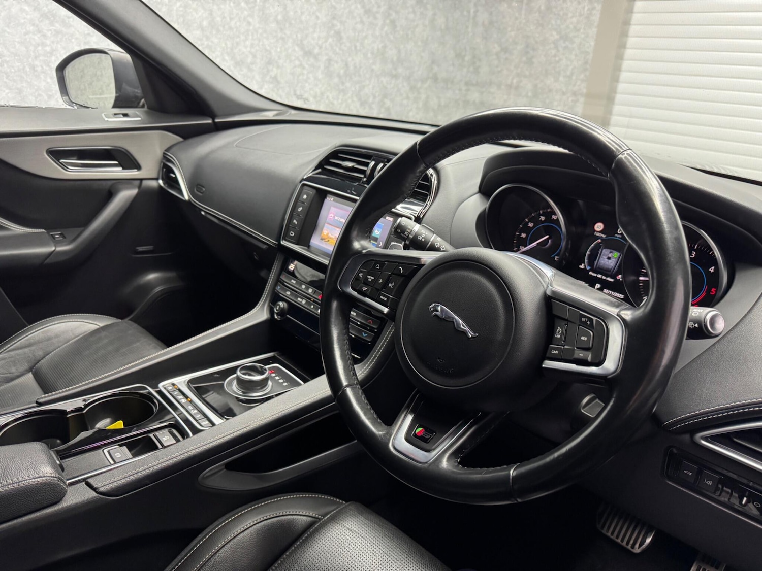 Used Jaguar F-Pace 2016 for sale - 76226262: Photo 2