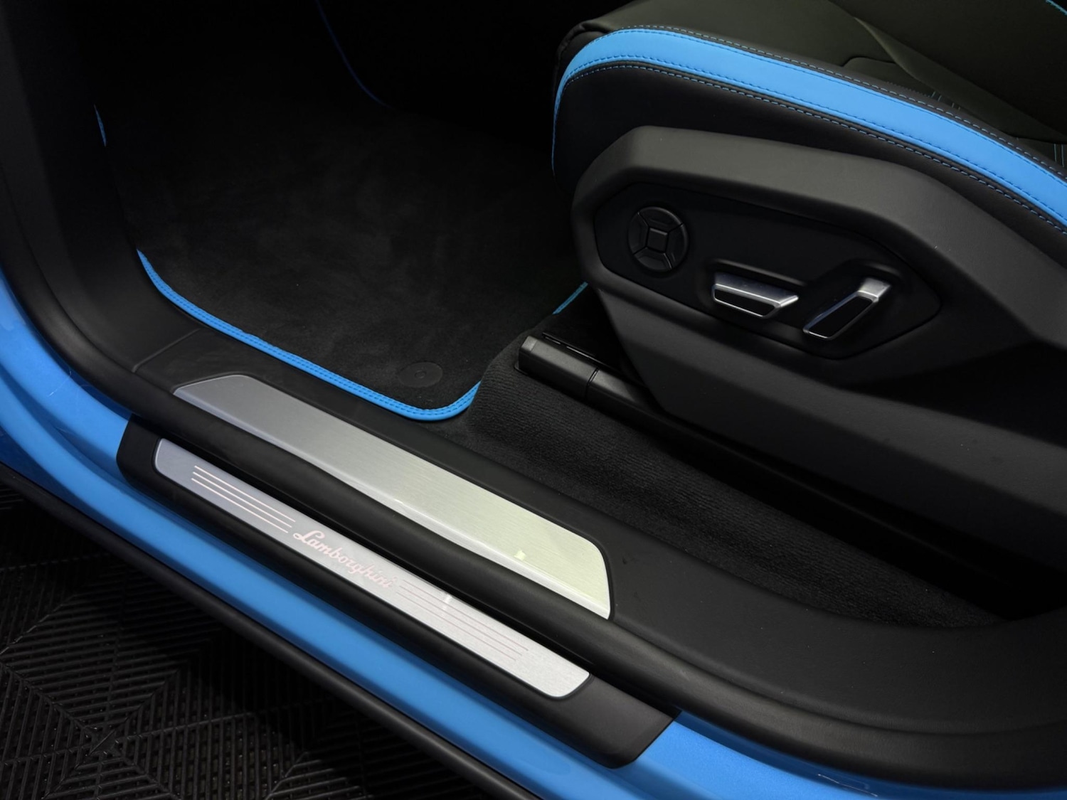 Used Lamborghini Urus 2025 for sale - 76997908: Photo 37