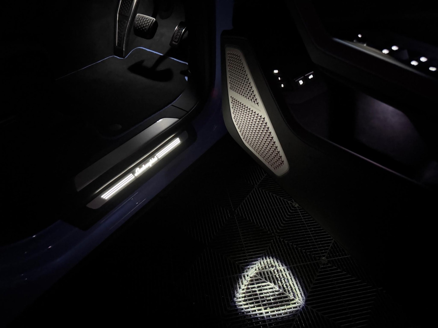 Used Lamborghini Urus 2025 for sale - 76997908: Photo 42