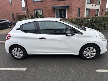 Used Peugeot 208 2014 for sale - 77025634: Photo