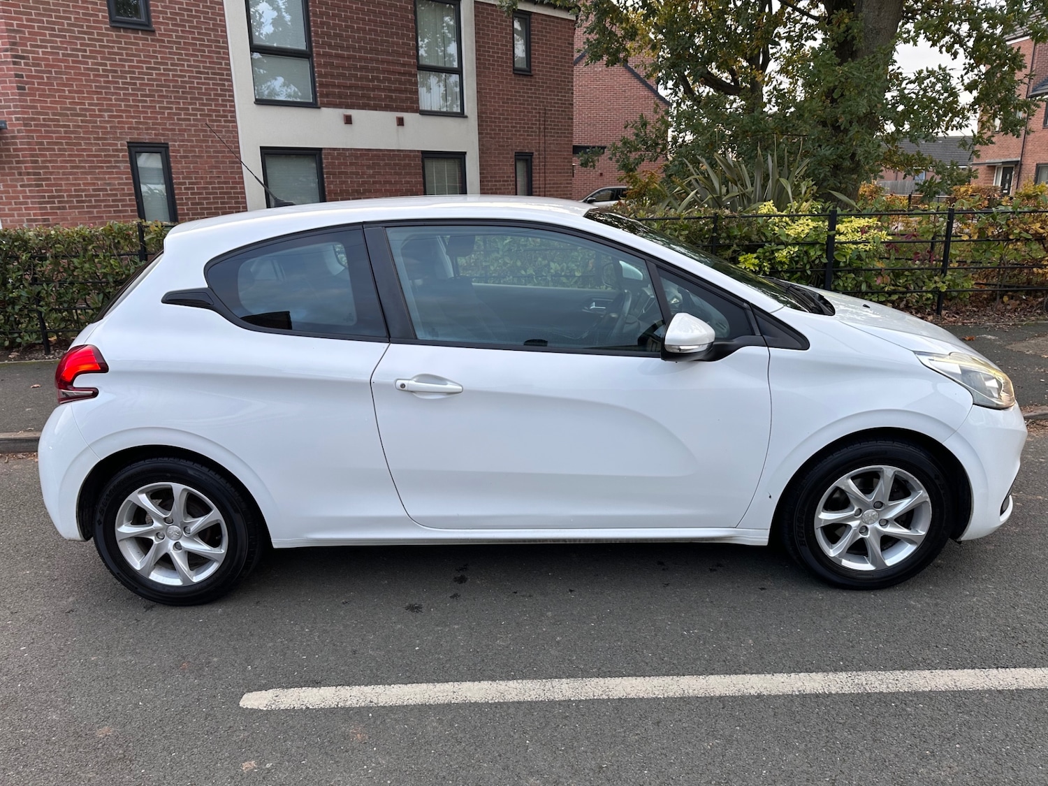 Used Peugeot 208 2015 for sale - 76384943: Photo 3