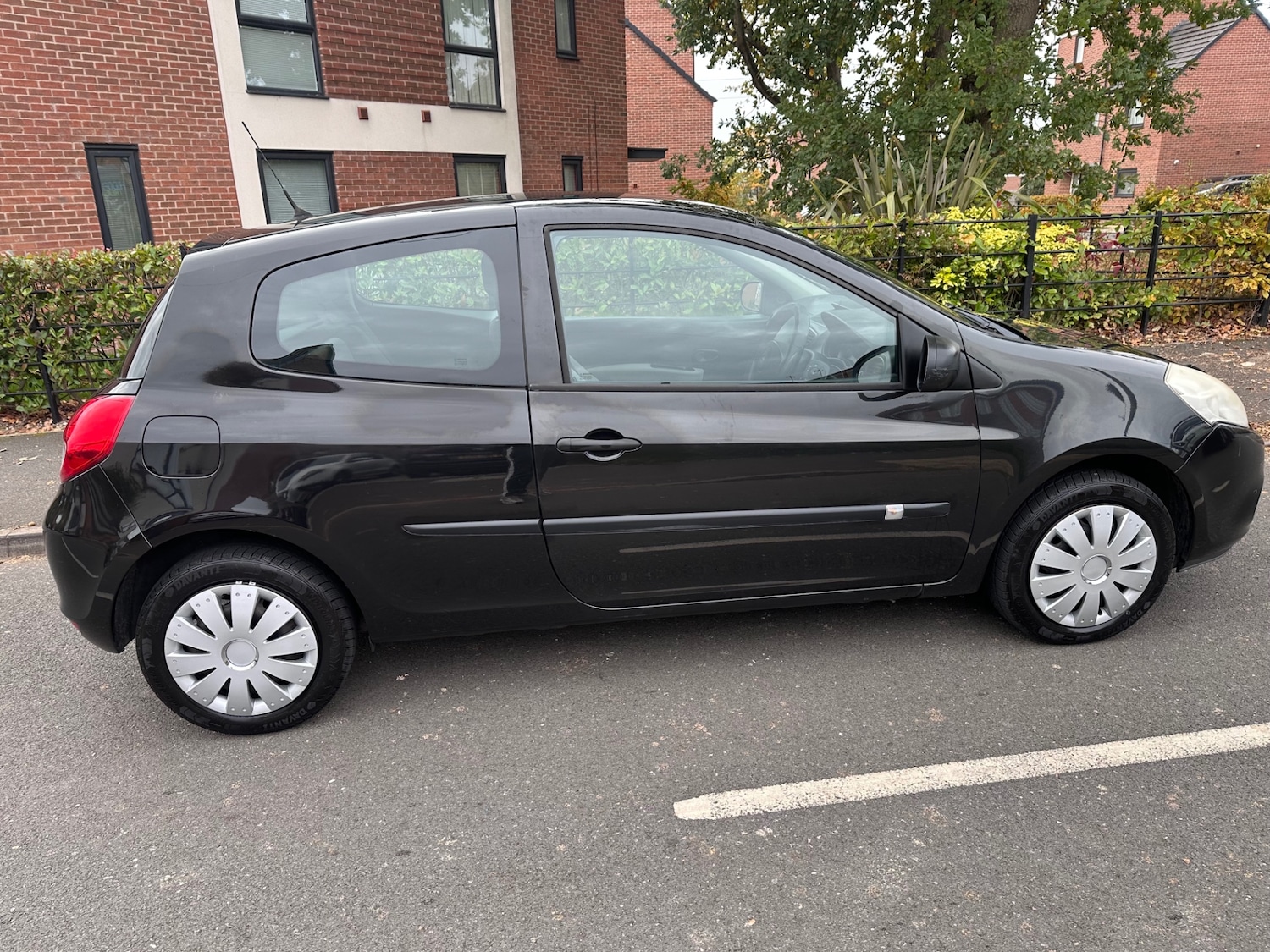 Used Renault Clio 2010 for sale - 76365200: Photo 2