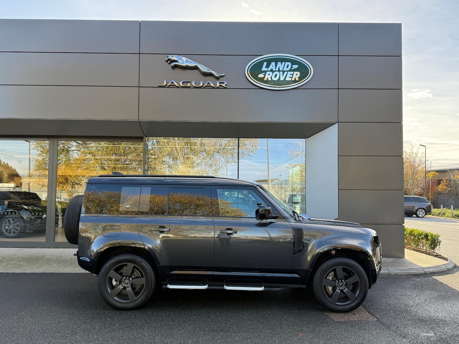 Used Land Rover Defender 2023 for sale - 77028946: Photo 2