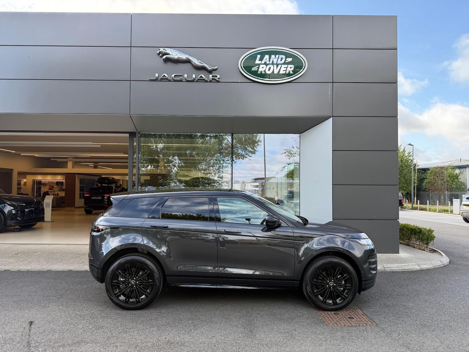 Used Land Rover Range Rover Evoque 2025 for sale - 77120084: Photo 2
