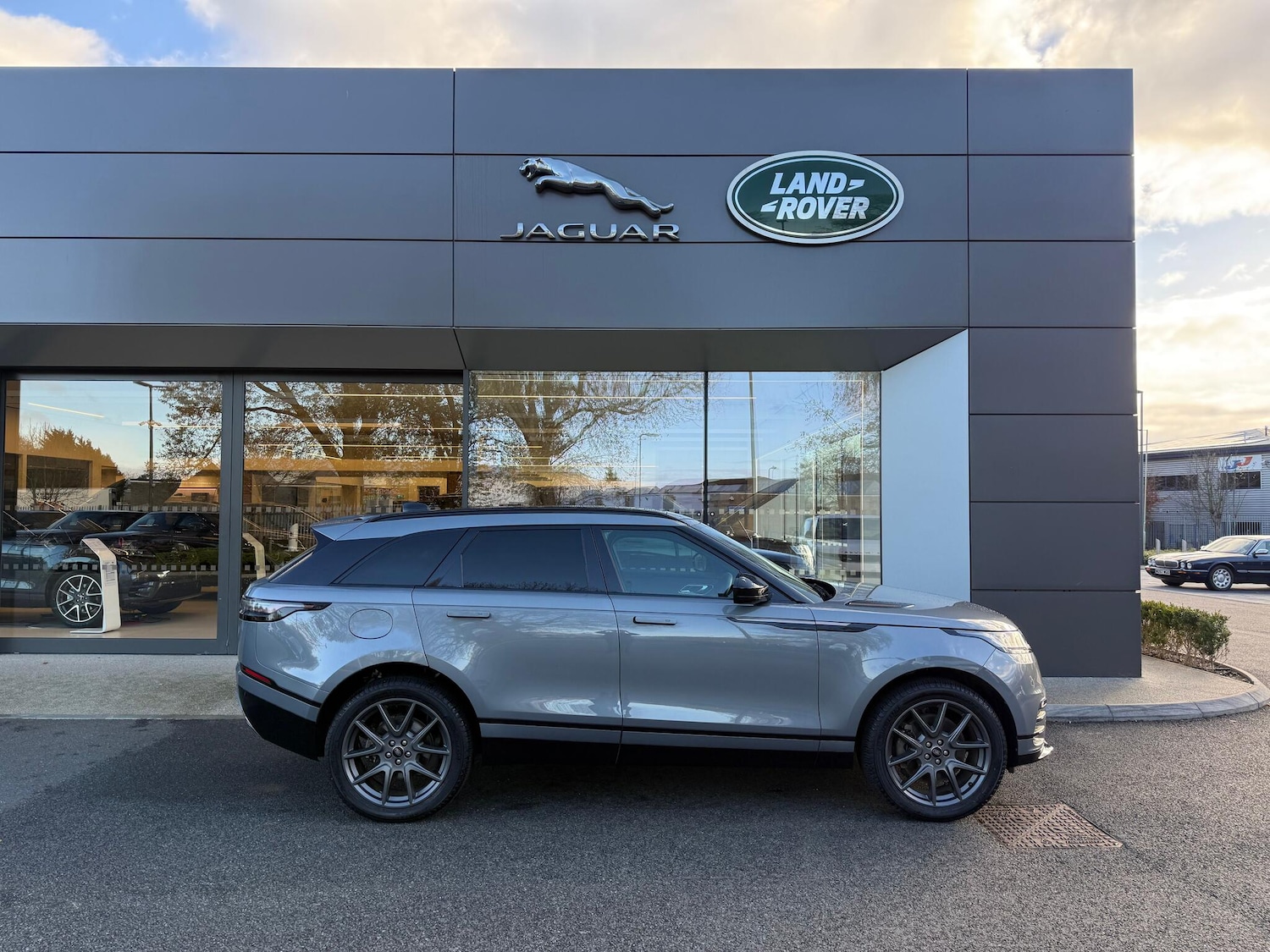 Used Land Rover Range Rover Velar 2024 for sale - 76619993: Photo 2